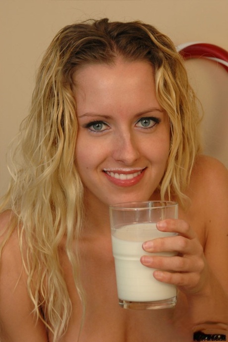 Young blonde girl Tera19 sets out milk and cookies for Santa in the nude 22177732