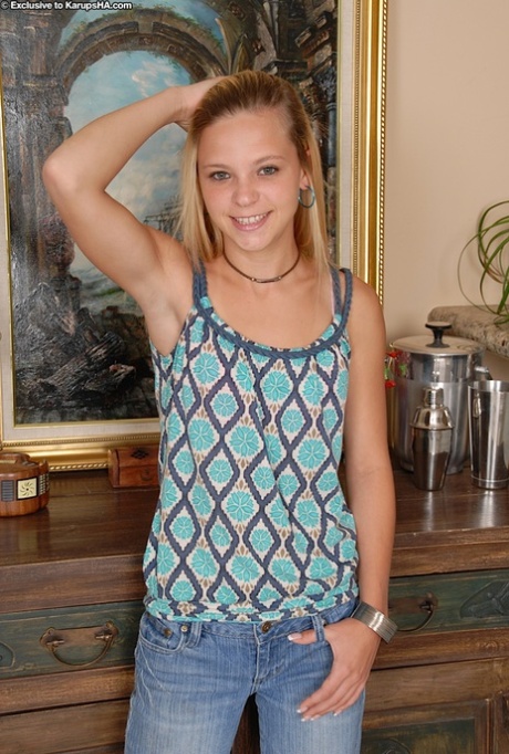 Fantastic amateur babe Destiny Garnet is spreading her slim legs 32188327
